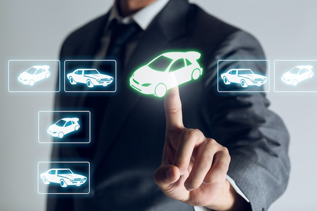 brokar businessman acquista la sua auto da un catalogo online