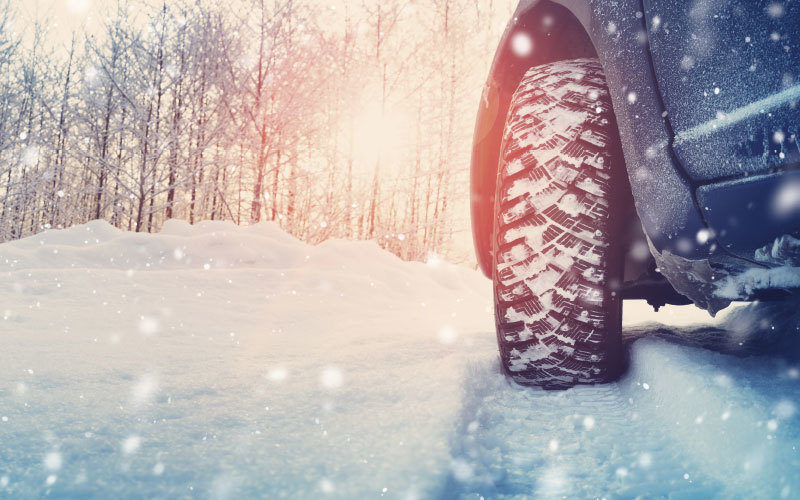 auto winter check für sicherheit bei schnee. kontrolle der winterreifen in bozen, eppan, südtirol